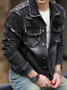 Veste en jean pour homme avec bords effilochés, style streetwear usé et tendance.
