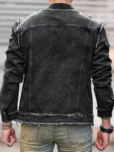 Vue détaillée du dos de la veste en jean destroy avec ourlet effrangé et coupe stylée.