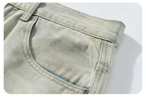 Detalle de pantalón de mezclilla lavado claro de calidad, bolsillos clásicos y costuras.