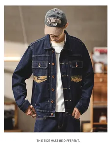 Decouvrez cette veste en jean vintage avec patchwork camo, coupe decontractee et style utility.