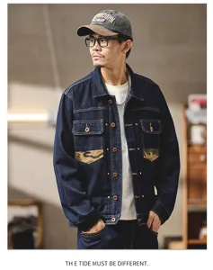 Veste en jean rétro foncée avec empiècements de poche camouflage, coupe ample décontractée.