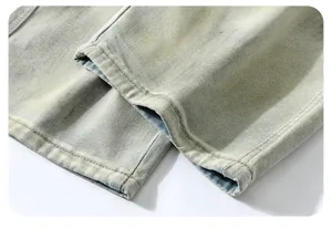 Primer plano de los puños de jeans de mezclilla vintage desgastados y sucios.