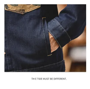 Veste en denim bleu foncé vintage avec poche camouflage élégante et manches longues stylées.