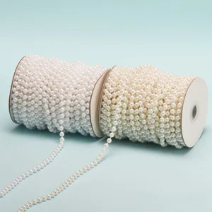 Vue détaillée de chaînes de perles blanches sur bobines pour accessoires de mariage DIY.