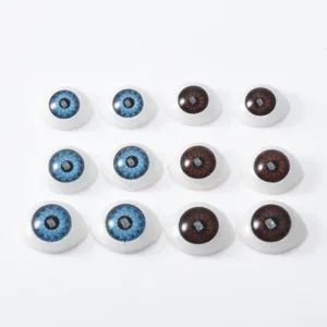 Detalle cercano de accesorios de ojos de muñeca DIY, globos de resina azul y marrón para arte.