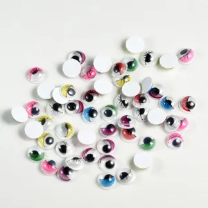 Gros plan de yeux mobiles colorés avec des cils, parfaits pour les loisirs créatifs et accessoires.