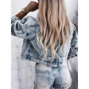 Completo giacca di jeans lavaggio acido e pantaloncini da donna con dettagli borchie stile.