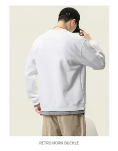 Felpa casual bianca da uomo con design finto due pezzi per lo streetwear autunnale.