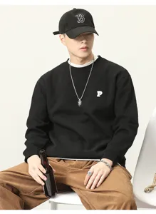 Felpa nera da uomo finta due pezzi con ricamo di lettere, elegante outfit autunnale streetwear.