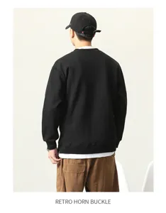Vista posteriore dettagliata della felpa pullover ampia ed elegante in stile autunnale.