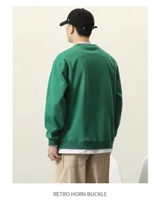 Dettaglio vista posteriore della felpa verde girocollo con design fake two-piece.