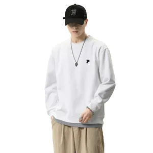 Felpa girocollo da uomo casual oversize finto due pezzi con ricamo sul petto di colore bianco.