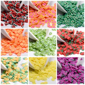 Detalles de rodajas de fruta de arcilla polimérica colorida para decoración de uñas.