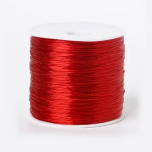 Détail du cordon élastique rouge pour bijoux DIY, bobine de fil de perlage extensible.
