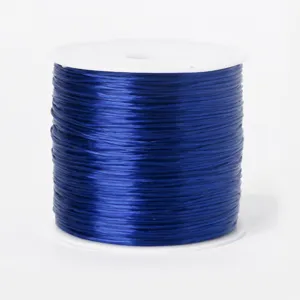 Vue détaillée du cordon élastique bleu pour bracelets DIY, fil extensible pour perles.