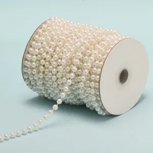 Gros plan détail du rouleau de chaîne de perles artificielles blanches pour loisirs créatifs.