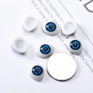 Primer plano detallado de ojos de muñeca azules, accesorios de manualidades de resina.