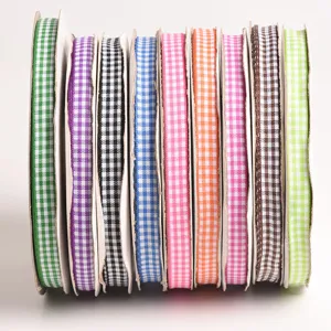 Primer plano de cintas de cuadros coloridas en rollos para manualidades y decoraciones DIY.