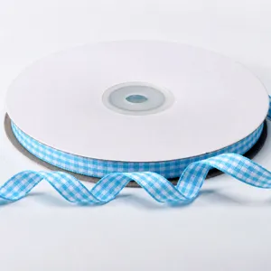 Vista detallada de un rollo de cinta de cuadros azules de 10mm para lazos y decoración.