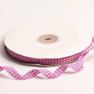 Detalle de cinta de cuadros rosa y blanco, ideal para decoracion de lazos DIY hechos a mano.