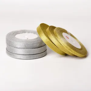 Rollos de cintas con purpurina dorada y plateada detalle para manualidades bricolaje y decoración.