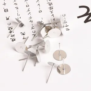 Zilverkleurige oorknopjes met platte schaal sieraden bevindingen detail voor DIY oorbellen.