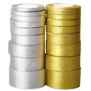 Rollos de cinta metálica dorada y plateada para envolver regalos y manualidades DIY.