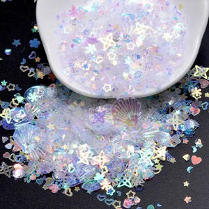 Nahaufnahme von gemischten holografischen Pailletten, Sternen, Muscheln und Glitzer für DIY Kunst.