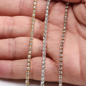 Vista dettagliata della catena di strass da 3mm accessori per bigiotteria oro argento.