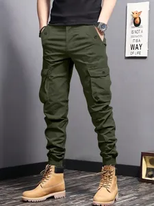Herren militärgrüne Cargohose Detailansicht mit praktischen Beintaschen Bündchen