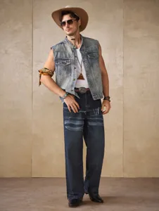 Vista de cerca del conjunto de chaleco vaquero para hombre con vaqueros oscuros y accesorios.