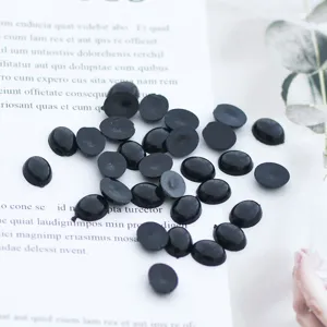 Detailansicht schwarzer ovaler Puppenaugen mit flacher Rückseite für DIY Häkelpuppen Zubehör.