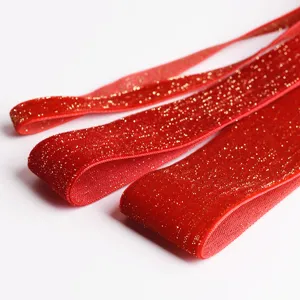 Detalle de cinta de terciopelo con purpurina roja para manualidades y regalos DIY.