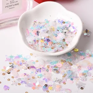 Primer plano de lentejuelas mixtas coreanas para uñas, purpurina irisada para manualidades y resina.