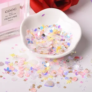 Primer plano de lentejuelas holográficas mixtas para decoración de uñas y manualidades.