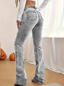Vue arrière détaillée d'un jean évasé délavé gris avec une coupe ajustée et stylée.