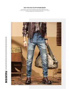 Vaqueros ajustados de estilo motero para hombre con paneles plisados en las rodillas.