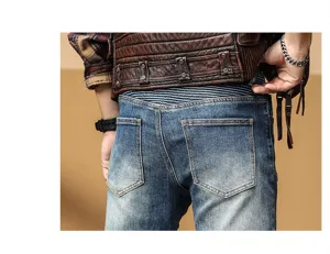 Vista de detalle jeans slim biker patchwork hombre, pantalón de mezclilla vintage para estilo urbano.