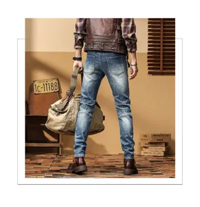 Vista detallada de vaqueros slim de moto para hombre con elegante diseño de patchwork.