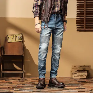 Vaqueros pitillo de hombre estilo motero con lavado azul y pliegues en las rodillas.