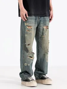 Vue détaillée du jean baggy droit délavé et déchiré au style rétro urbain et tendance actuelle.