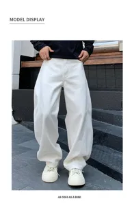 Vue détaillée du jean ample blanc stylé aux lignes incurvées pour un look streetwear.