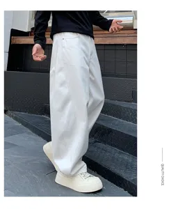 Vue détaillée jean blanc large homme, coupe ample streetwear pantalon en denim moderne.