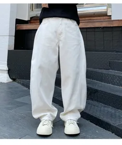 Vue détaillée jean large blanc homme, style streetwear urbain coupe banane tendance.