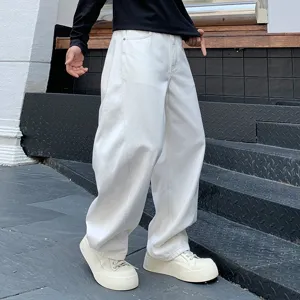 Jean denim ample courbé blanc pour homme, style streetwear vintage et décontracté.