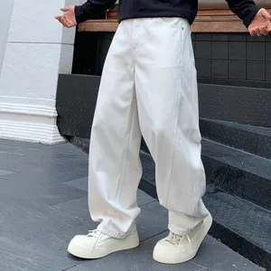 Jean denim blanc homme coupe large incurvée, style streetwear vibe pantalon ample.