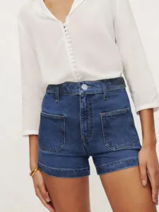 Primo piano di pantaloncini in denim blu scuro da donna con tasche applicate e vita alta.
