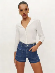 Set camicetta bianca e pantaloncini di jeans blu da donna, outfit estivo casual, stretch.