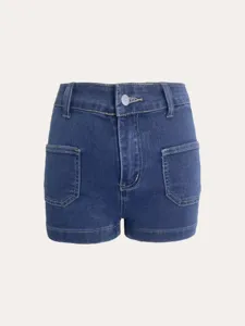 Dettaglio pantaloncini di jeans blu da donna, vita alta, tasche anteriori e risvolto.