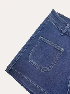 Dettaglio pantaloncini di jeans da donna, denim elasticizzato blu con cuciture.